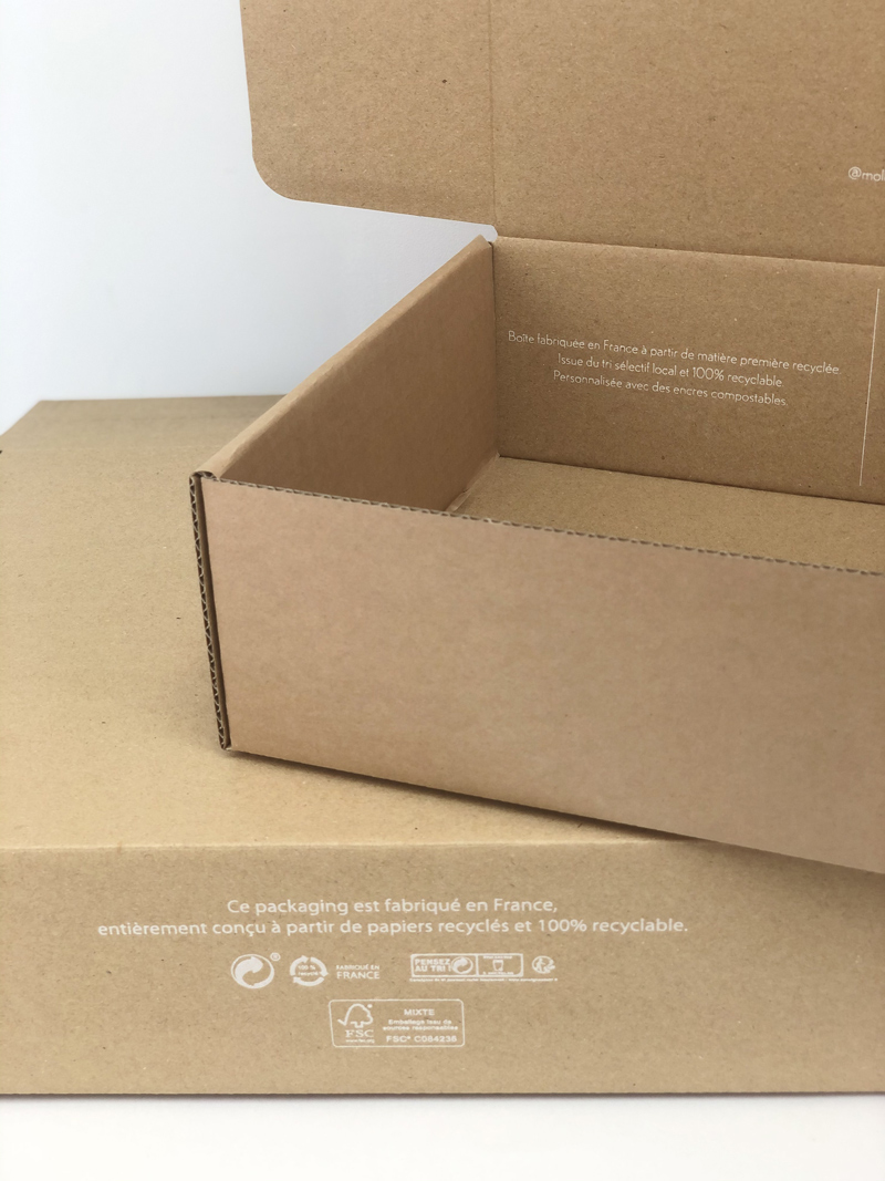 De Nombreuses Boîtes En Carton Déchirées Assemblées En Paquet, Empilées  Pour Le Recyclage